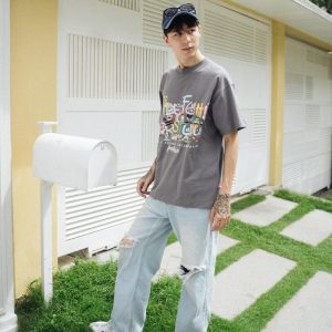 Mix với jean rách đầy cá tính