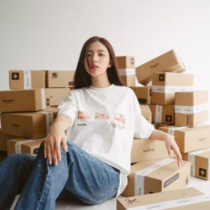 Quần jean trơn mix cùng áo thun trắng