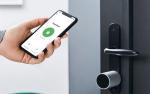 cách sử dụng khóa điện tử bằng điều khiển từ xa