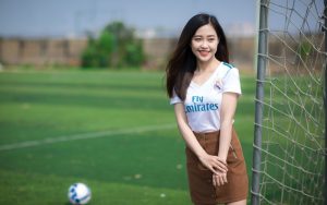 Phối áo đá banh với chân váy