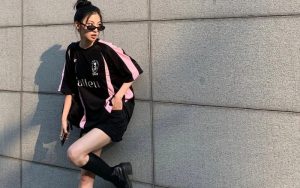 Phối áo bóng đá với quần short  